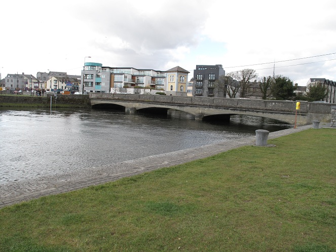 Shows a picture of a bridge over the river Corrib.
