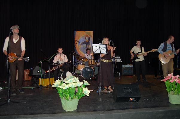 Willin fools on stage with Darragh on the Low whistle.