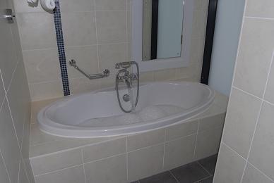 A picture of the very large bath.