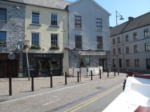 Cupan tae cafe as seen from carriage Cupan tae cafe as seen from carriage. Also says Origional Irish tea house